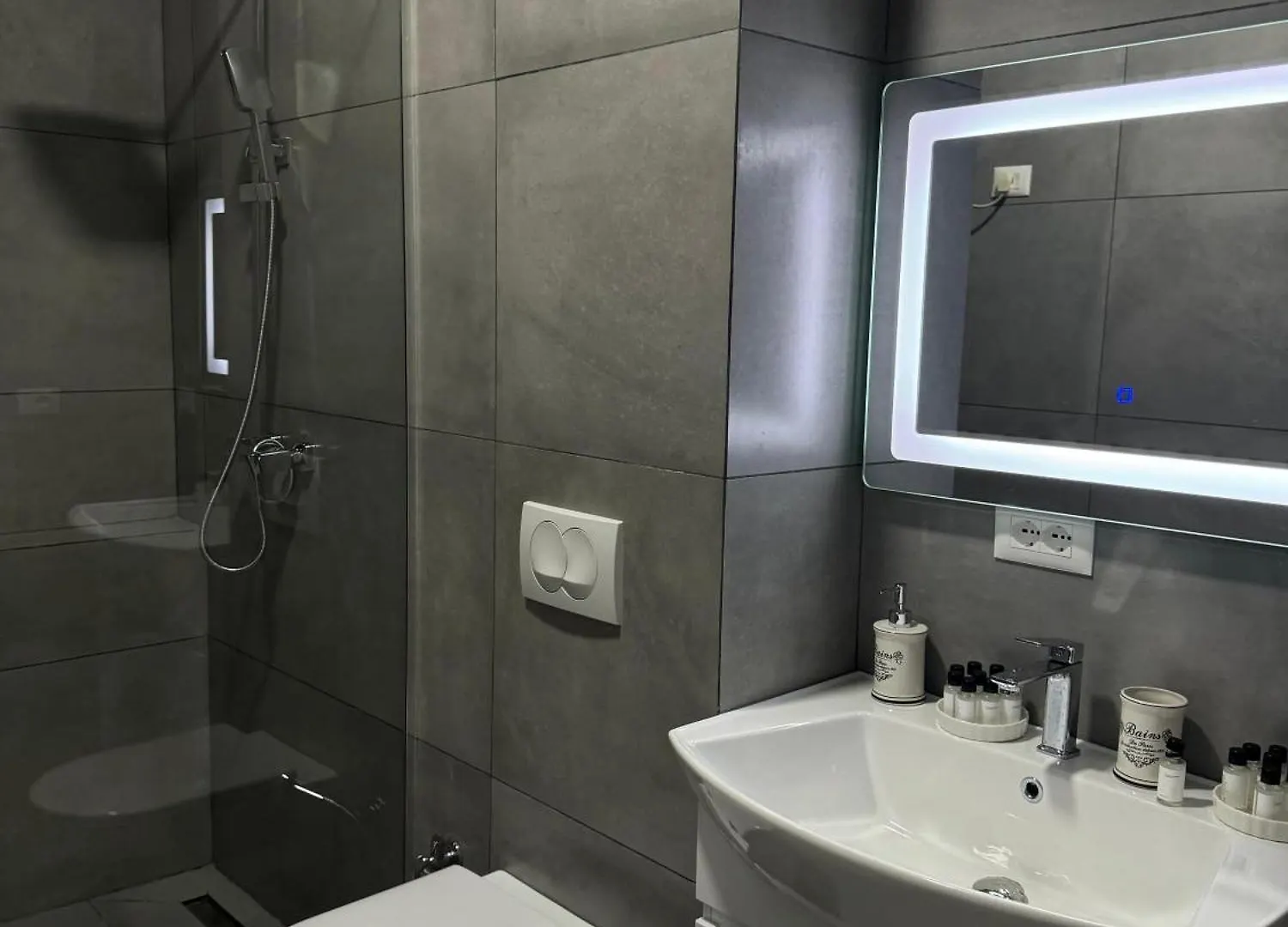 Sun Tower Luxury Suite-View From Of Tirana Center