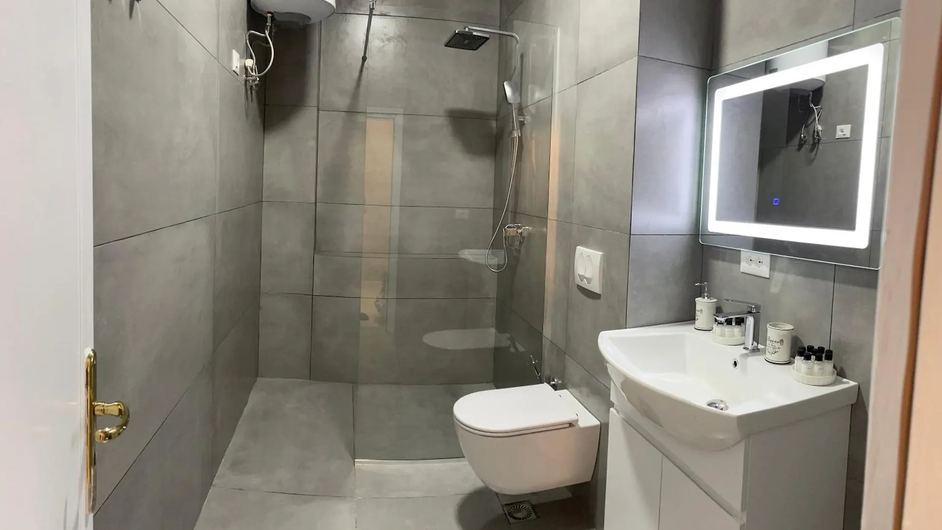 Sun Tower Luxury Suite-View From Of Tirana Center