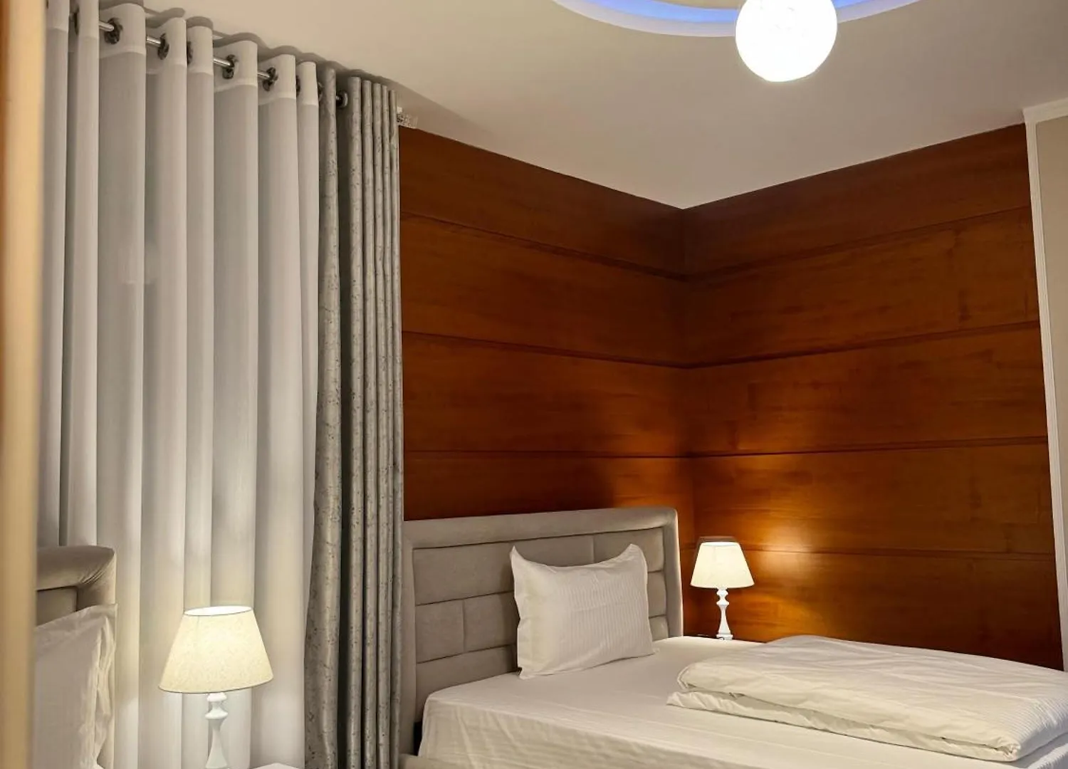 Sun Tower Luxury Suite-View From Of Tirana Center Appartamento
