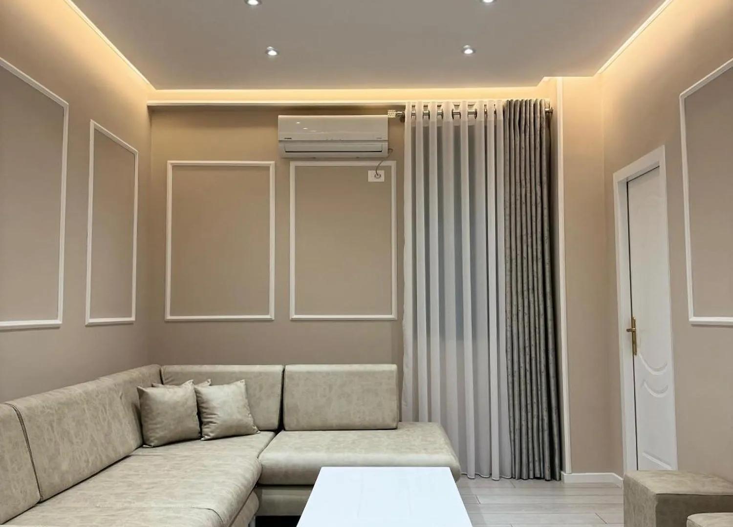Sun Tower Luxury Suite-View From Of Tirana Center Albanien
